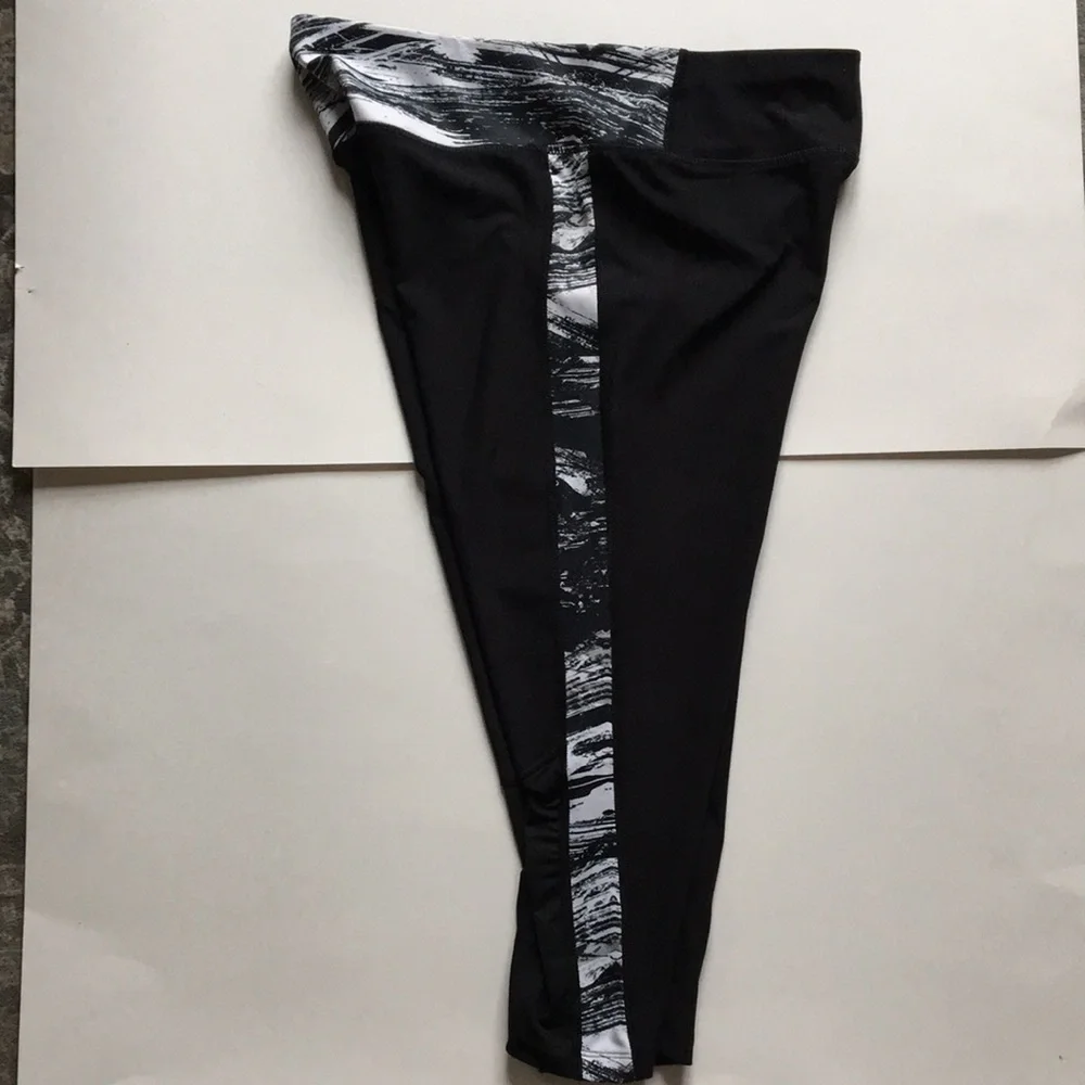 Layers Capri Leggings L Black/White w/Mesh Panel